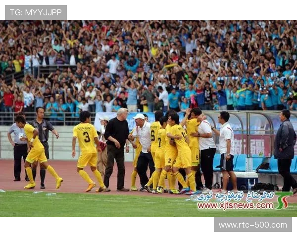 决赛现场球迷山呼海啸，红星魔鬼主场氛围拉满