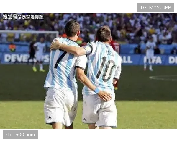 花絮:迈阿密F1赛场边,贝克汉姆与詹姆斯同框观战 花絮:迈阿密F1赛场边,贝克汉姆与詹姆斯同框观战